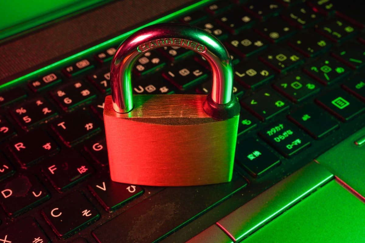 Enterprise Web Authentication in 2026: Passkeys, WebAuthn, OAuth 2.1 & Session Hardening